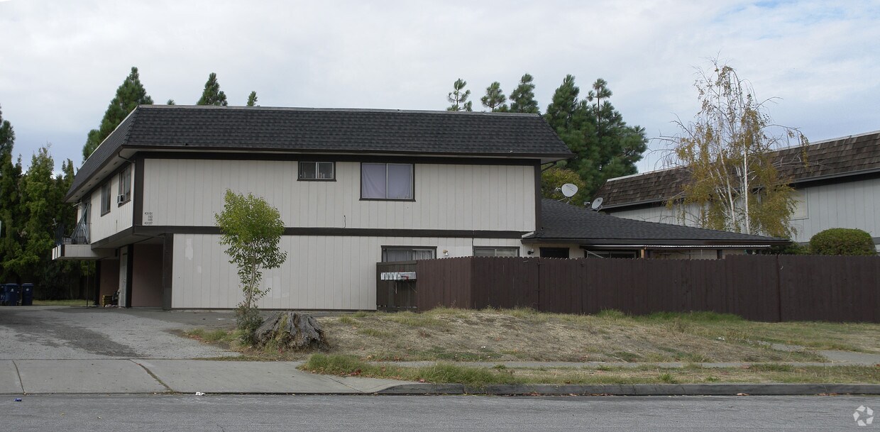 Primary Photo - 43101-43107 Mayfair Park Ave