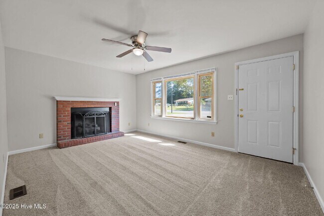 Foto del edificio - Nice 3 Bedroom Home -2503 Country Club Rd.