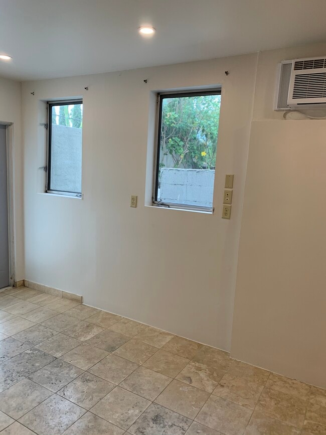 Foto del edificio - 8979 Shoreham Dr