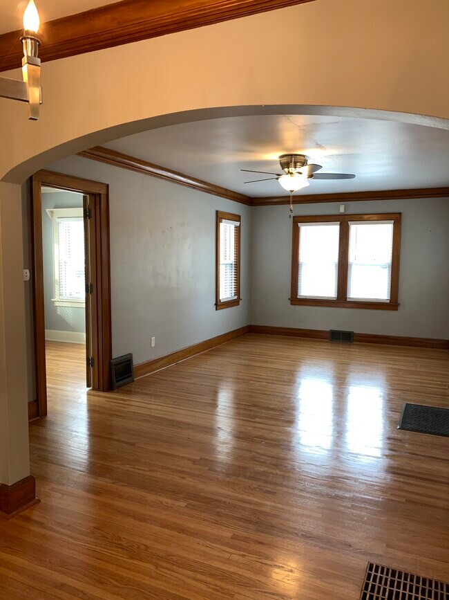 Suelos de madera de roble, muchas ventanas - 4232 Urbandale Ave