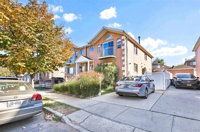 Foto del edificio - 88-20 70th Rd