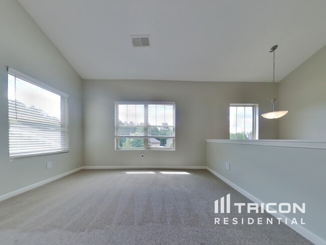 Building Photo - 456 Clematis Court