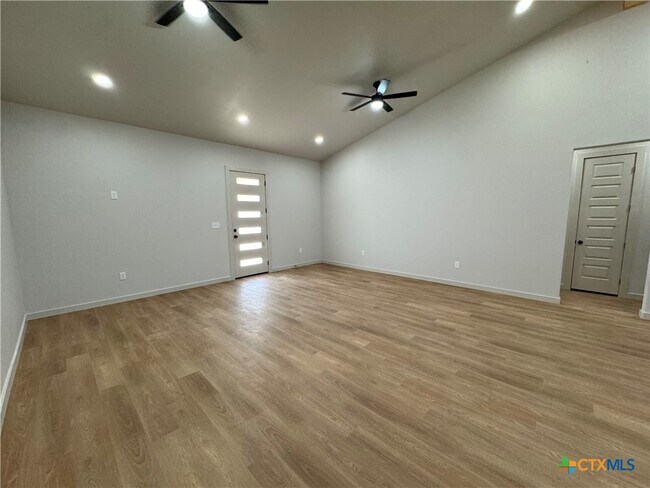 Foto del edificio - 318 Warehouse Rd