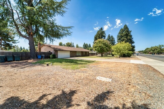Building Photo - 4 bedroom 2 1/2 bath house in Yuba City