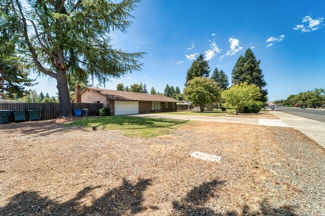 Foto del edificio - 4 bedroom 2 1/2 bath house in Yuba City