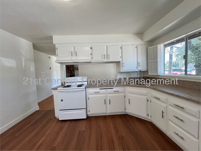 Foto del edificio - 8135 Stewart and Gray Rd