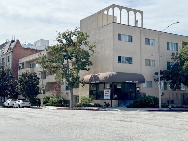 Building Photo - 701 S St Andrews Pl