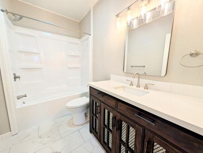 Building Photo - 328 N G St