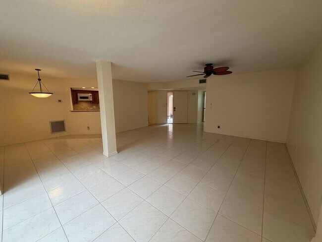 Building Photo - Spacious 2 Bedroom, 2 Bathroom Condo in Gated Lake Pineloch Village!