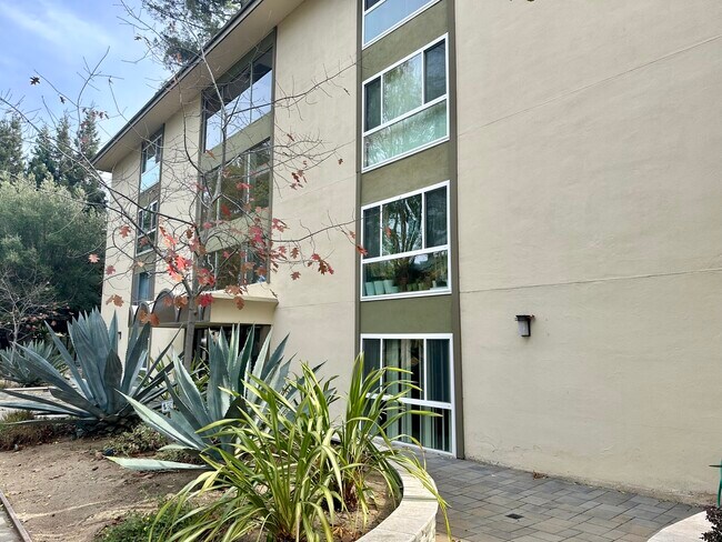 Building Photo - 1033 Crestview Dr