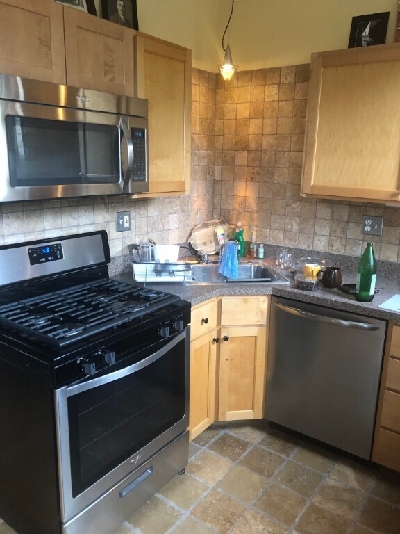 Primary Photo - 7404 N Greenview Ave