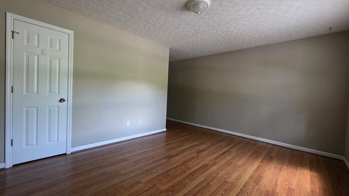 Building Photo - Townhouse in Mayflower Apartments