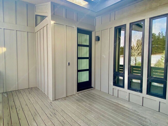 Building Photo - Luxurious 3 BR - Den + ADU Retreat in Awbrey Glen Neighborhood