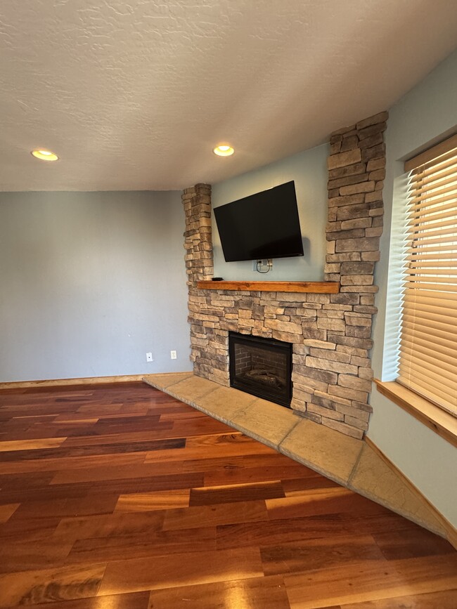 Building Photo - 495 Tramway Dr
