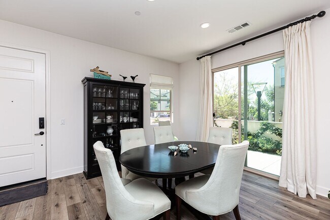 Building Photo - STUNNING TOWNHOME 3/2.5 WITH TWO CAR GARAG...