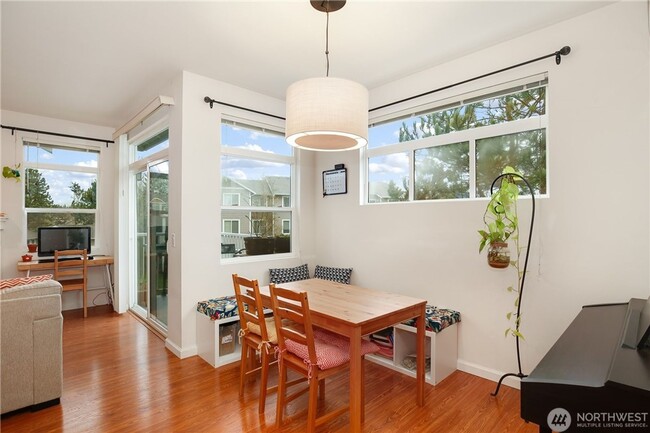 Building Photo - Sammamish 2 Bed 2 Bath