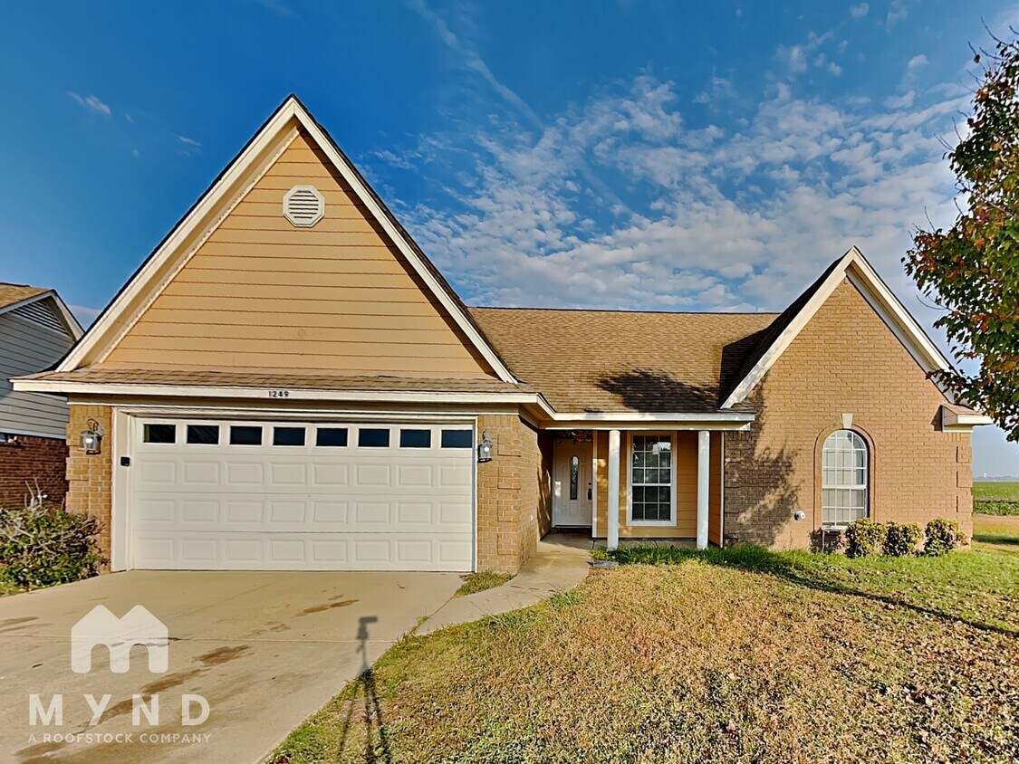 Primary Photo - 1249 Clover Leaf Cir
