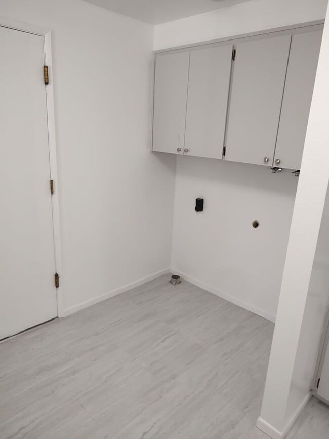 Foto del edificio - Available Sept. 1st.~ 3 bedroom and 1 bath...