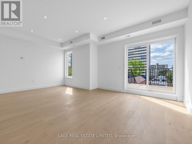 Photo du bâtiment - 909 Castlefield Ave