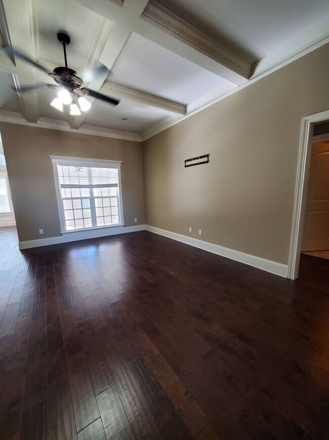 Foto del edificio - Spacious 4-Bedroom Home with Open Layout, Granite Finishes & Fenced Yard