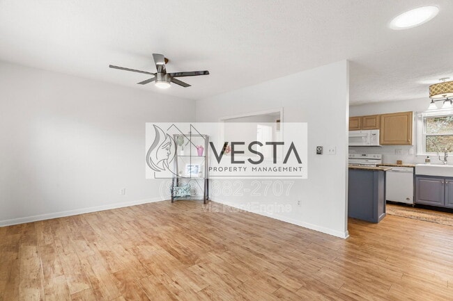 Foto del edificio - 220 Meredith Lp