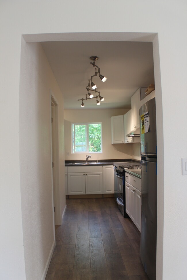 Kitchen - 320 E Victor Cir