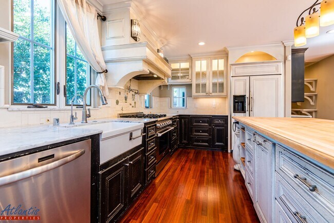 Foto del edificio - Stunning Cambrian Home | Desirable Neighborhood