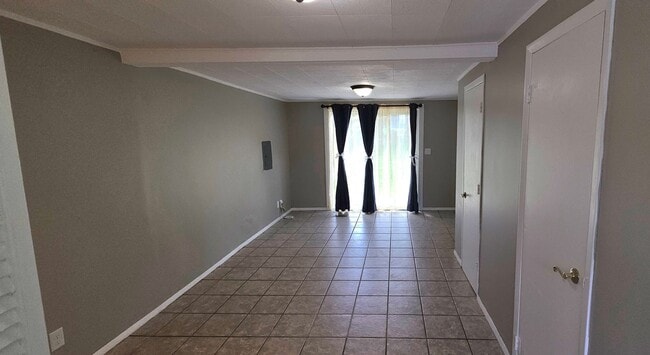 Building Photo - Remodeled 2 Bedroom, 2 Living Areas!  $925