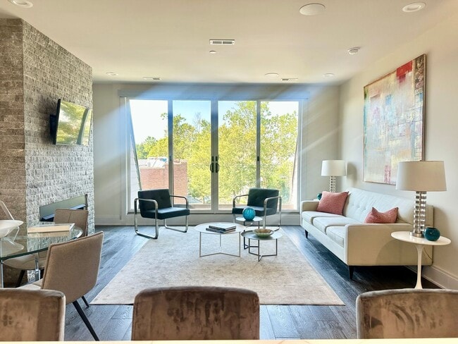Building Photo - 2 Bedroom 2.5 Bathroom Penthouse with Park...