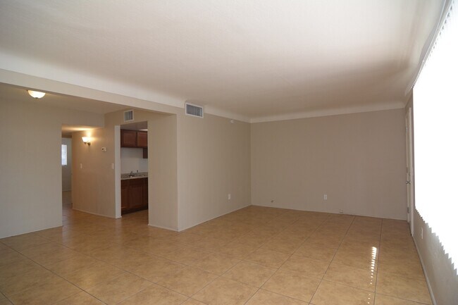 Foto del edificio - Remodeled 2 Bedroom 1 Bath Duplex! Great C...