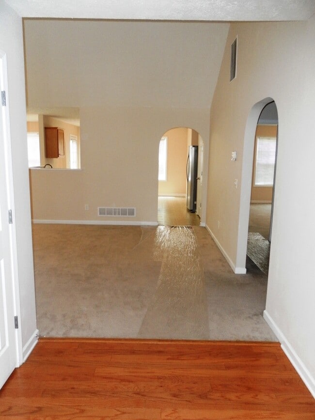 Building Photo - 3 bed 2 bath ranch with full basement!
