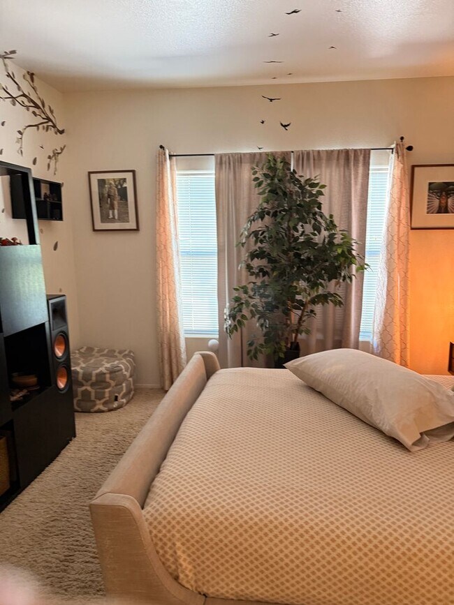 Foto del edificio - Well-maintained 2-bedroom, 2-bath condo in gated Summerlin community