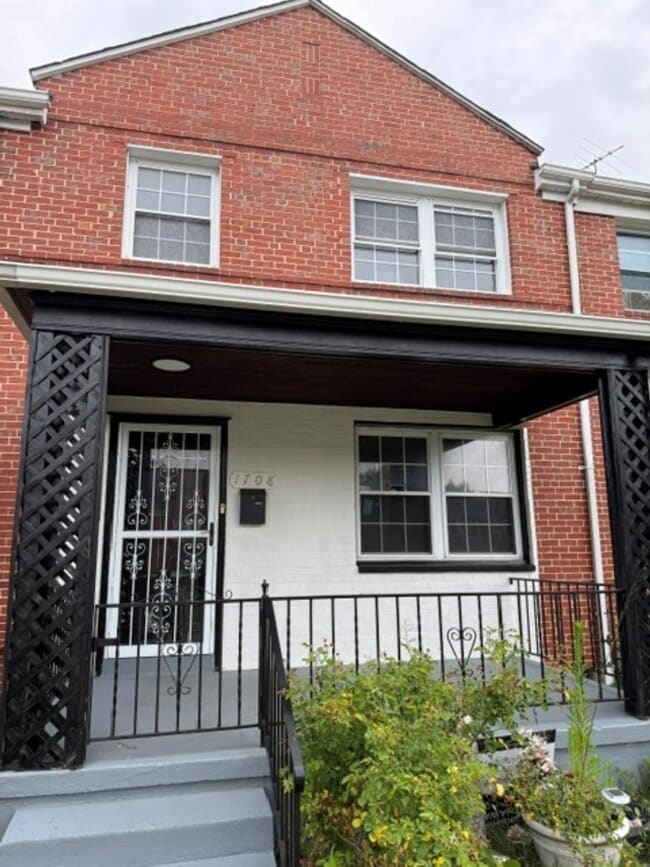 Building Photo - 1708 Hartsdale Rd