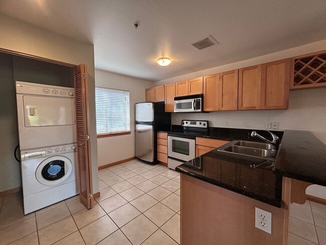 Building Photo - $500 OFF 1ST MONTHS RENT!! McCormick Pier,...