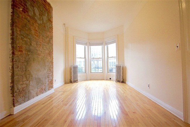 Building Photo - 337 Halsey St