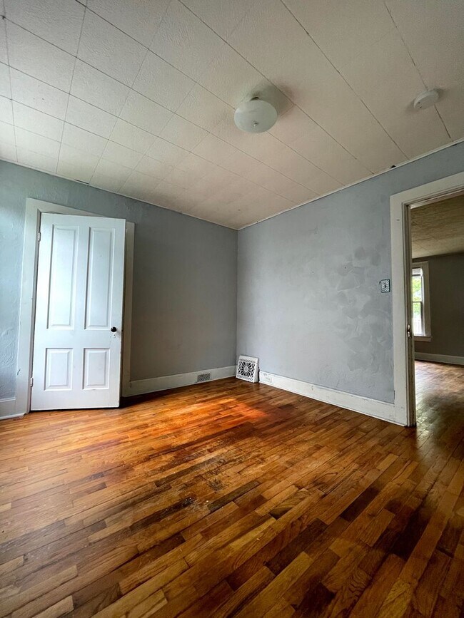 Building Photo - Three Bedroom Single Family Home In La Crosse