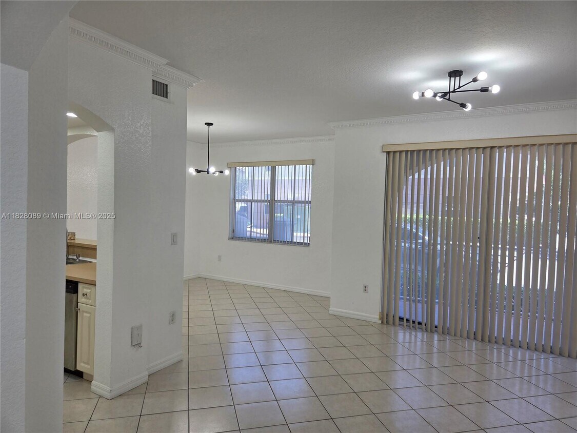 Foto principal - 8858 W Flagler St