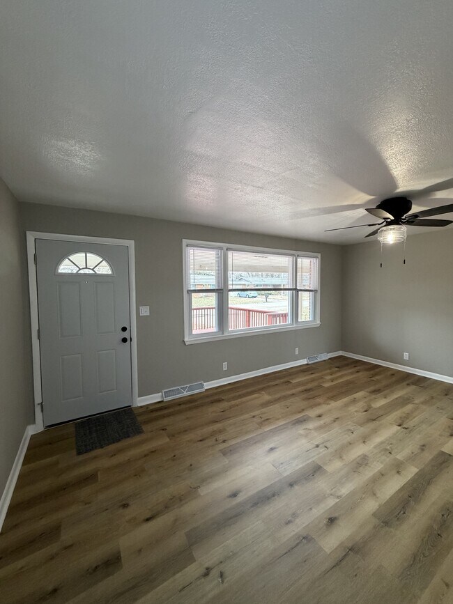 Foto del edificio - 2213 Roland Dr