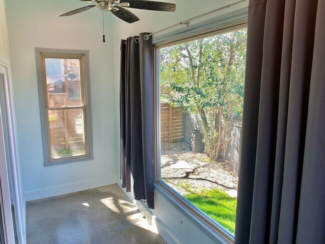 Building Photo - Modern 3 bedroom home in East Austin