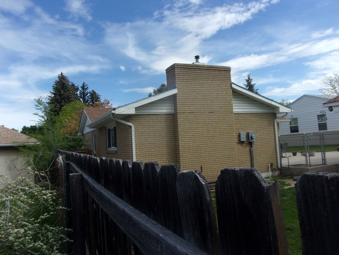 Building Photo - 4 Bedroom ,2 bathroom Single Family Unit