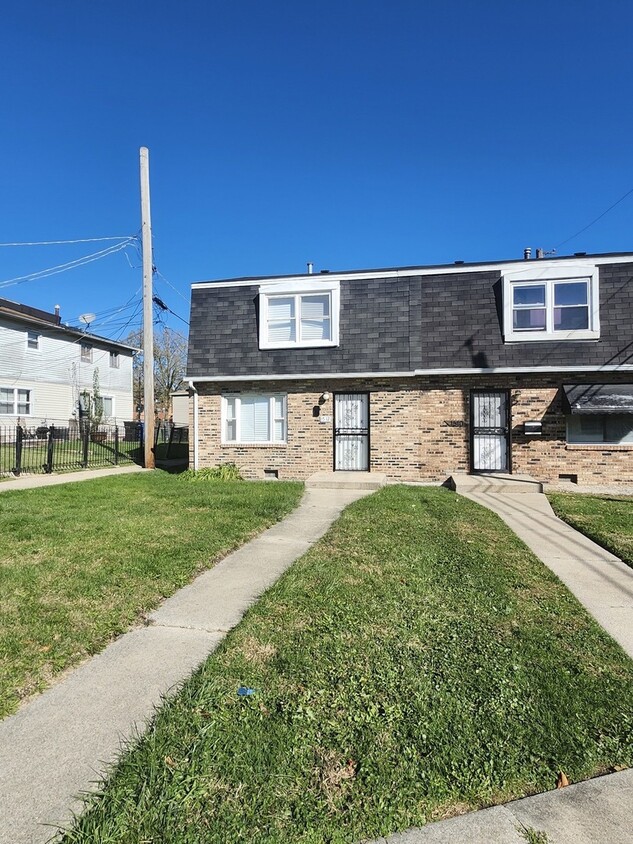 Primary Photo - 1512 W 109th Pl