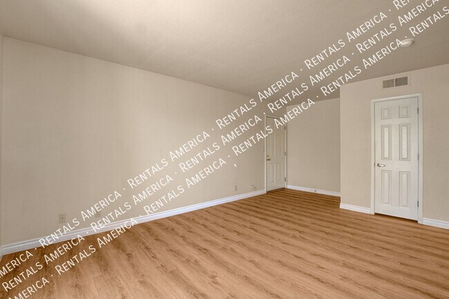Foto del edificio - 4310 Sandy River Dr