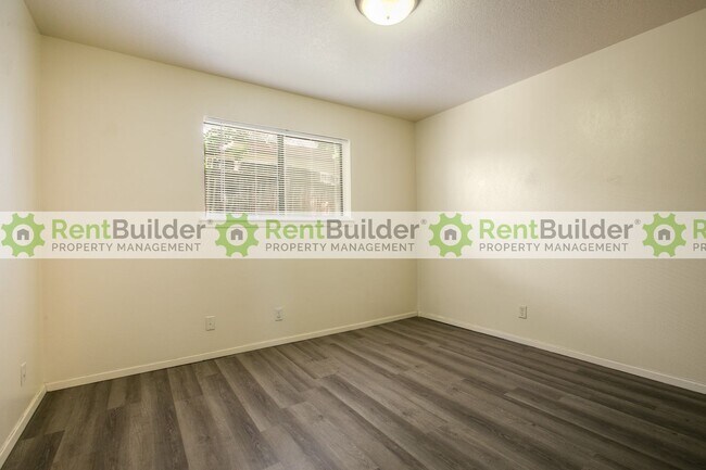 Foto del edificio - 12124 Menaul Blvd NE