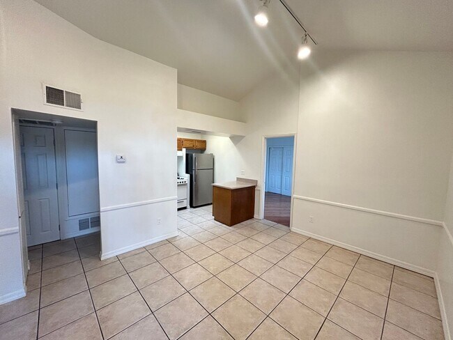 Foto del edificio - Historic District 2 bed 1 bath & Large Storage Unit near Friendship Garden of PHX