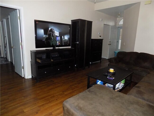 Building Photo - 321 Juniper Dr