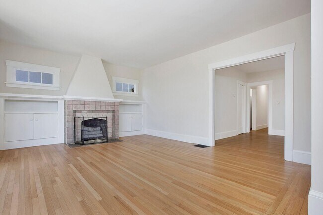 Foto del edificio - Two Bedroom Home w/ Parking, Private Yard, Laundry + More!