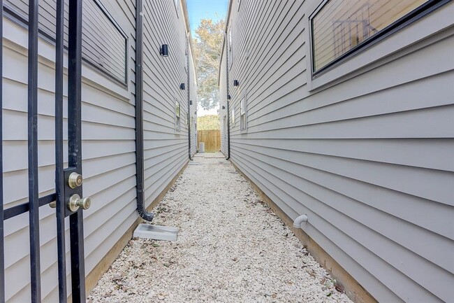 Building Photo - 7407 Rusk St