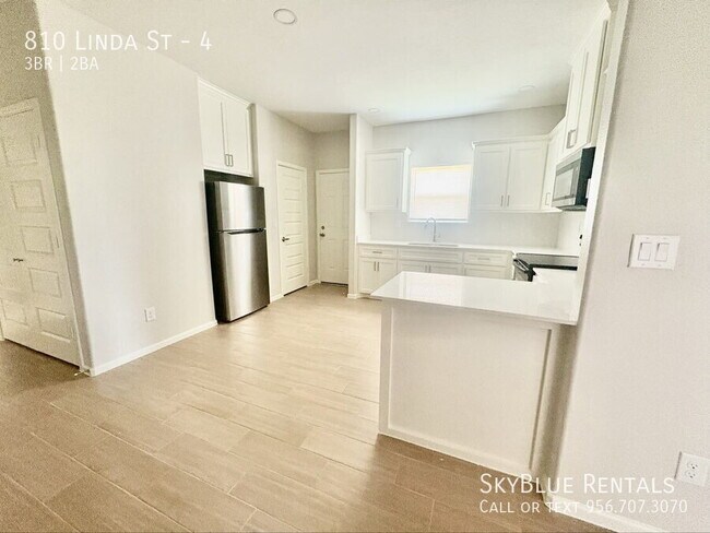 Building Photo - 810 S Linda St