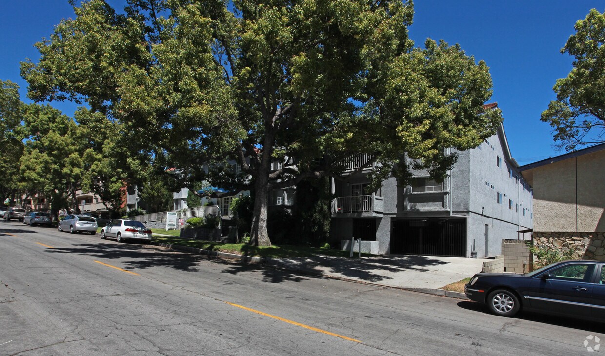 Verdugo Apartments 614 E Verdugo Ave Burbank, CA Apartments for