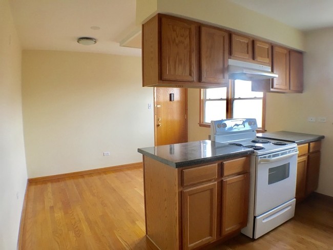 Foto del edificio - 2 Bedroom - 79th & Pulaski